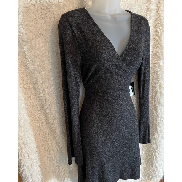 *NWT* Express Long sleeve black Jersey Dress Size Medium - Picture 2 of 5